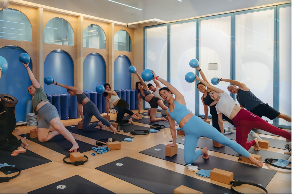 Mobility-and-yoga fitness-class-in-infitnity-fitness-studio-singapore